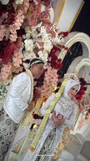 M A S D E • MC Event & Wedding on Instagram: "“Pernikahan adalah tempat dimana sepasang manusia akan terus saling belajar menyempurnakan satu sama lain. Dalam perjalanan itu akan banyak hal yang akan mendewasakan keduanya.” 💐 Pernikahan Kak Ani & Mas Genta Best Vendors, 📌 MC @dedesetiawan29 📌 Dekorasi @hery_dekorasi 📌 MUA @widyanggara_makeup 📌 Attire @attireby_widyanggara 📌 Henna @detahenna_nail 📌 FG @glamora_project 📌 Music @okemusic.entertainment 📌 Audio @07.30_equipment 📌 Mahar & Se