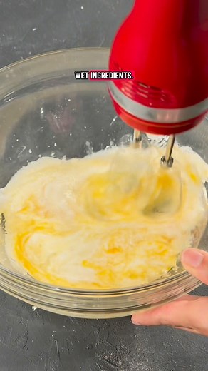 This apple pie cake has all flavors of the classic pie but in cake form! It’s such a showstopper. https://cakewhiz.com/apple-pie-cake-recipe/ | CakeWhiz.com