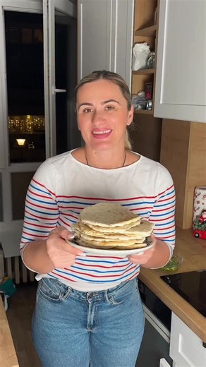 Suzana Bursać on Instagram: "Domaće lepinje ili pita bred ili Bred Pit kako se mi zezamo 🤣 NAJJEDNOSTAVNIJI i najbrži recept, nema čekanja da testo naraste, pravite ih bukvalno odmah, na vrelom tiganju! 500g brašna 400g grčkog jogurta Od ove količine ja dam napravila 12 lepinja. #recepti #lepinje #domacelepinje #pitabread #domacirecepti"