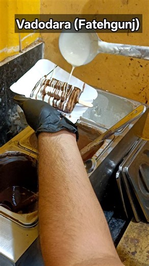 SheIsJyoti 💁‍♀️ on Instagram: "Vadodara ka taste + motivation dono ek saath! 😍🧇 Barodian Waffle ka new challenge – 1 Year me 25 Lakh Earn 💰🔥 Oreo Waffle yaha ka must try hai – seriously amazing taste! Daily challenge updates dekhne ke liye unka channel zaroor follow karo ✨ Aur agar aap Vadodara me ho, to ye waffle spot miss mat karna! #trending #viralreels #waffles #vadodara #instagood"