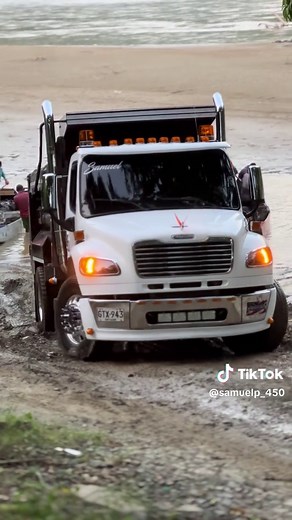 Amor por las volquetas y Freightliner en Antioquía