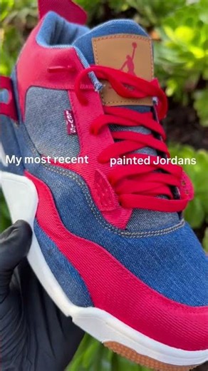 Artist paints custom Jordans 👟🎨