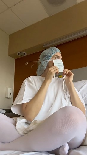 Desde hace años sabía que cuando me embarazara me tendrían que hacer un cerclaje cervical preventivo en las primeras semanas (entre 12 y 14) por MIS temas de hiperlaxitud y tejido conectivo (si tienes las mismas semanas que yo CERO te asustes, esto es un tema MIO, probablemente tu no necesites nada) pero resulta que es mucho maaaas commún de lo que pensé y tiene un gran success rate ✨🤍 fue algo cero invasivo y rapido y previene tener un parto MUY prematuro ya sea por hiperlaxitud (como yo), por