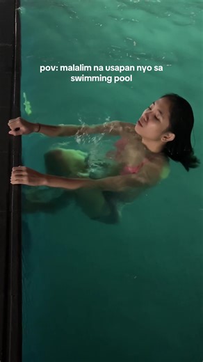 Malalim na Usapan sa Swimming Pool