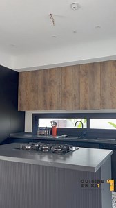 Quand la simplicité rencontre le luxe 🖤✨ Contactez-nous nous pour créer la cuisine de vos rêves 😍 #DesignIntérieur #tendance #hautdegamme #cuisinenkit #bonsplans #architecte #luxe #architectedinterieur #cuisinetunisienne #كوجينة_تونسية #modernkitchen #kitchendesign #architecteinterieur #interiordesign #cuisinemoderne #cuisinedesign | Cuisine en Kit