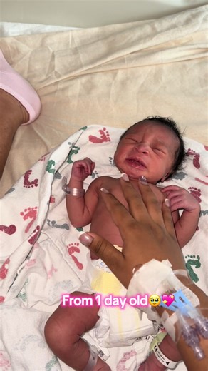 It’s amazing how our voice can calm our babies instantly🥰🥰💖 can’t believe how fast time flies. #momsoftiktok #growingup #fyp #babiestiktok #itsagirl