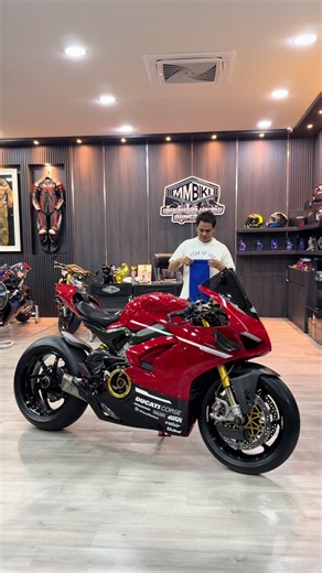 เข้าใหม่🥇สุดประเทศ ของแต่ง 500,000 กว่า Ducati Panigale V4s ปี2018 สุดจัดไปเลย 📄มีรับประกันเครื่องยนต์ระบบไฟฟ้า 1 ปี 10,000 km จัดไปราคา 759,000 ซื้อให้ทัน บอกเลย ซื้อไปเลยความสำเร็จครบจบในคันเดียว ตัวรถสวยไม่มีล้ม ไม่มีอุบัติเหตุใดทั้งสิ้น ☎️โทร : 063-1953522 เบลล์ ไลน์ : @mmbike ______________________________ 🔥🔥รายการของแต่ง 500,000 🔥🔥 🔰ท่อ Arkapovic ฟลูทั้งเส้น 🔰ล้อ MARCHESINI M7 🔰ปั้มเบรคหน้า Brembo GP4RX 🔰ปั้มเบรคบน Brembo Rossi 🔰ปั๊มกระทุ้งหลัง Bermbo 🔰ปั๊มหลังล่าง Bermbo ด้วง 