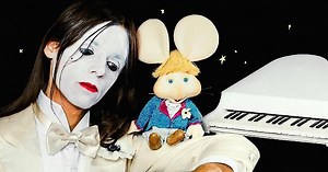 Il duetto di Lucio Corsi con Topo Gigio è un chiaro omaggio al pugliese Domenico Modugno: ecco perché