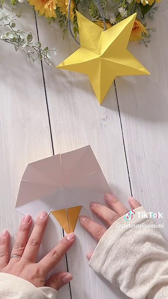 折り紙でクリスマスの星を作ろう！
