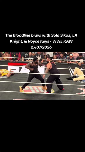 The Bloodline brawl with Solo Sikoa, LA Knight & Royce Keys - WWE RAW 27/07/2026