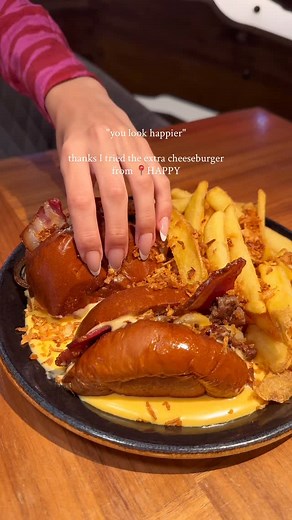 it’s truly life changing 🙂‍↕️ 📍Piccadilly Circus, London #happylondon #londoneats #piccadillyeats #happydining #happyrestaurants #burgers #cheeseburgers | Happy London