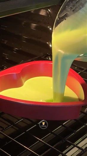 Cindy Her 🍚 on Instagram: "Hello February 💖 I’ve been testing out different pans for these delicious Vietnamese pandan honeycomb cakes (Banh bo nuong) to see what the end results of honeycomb crumb would look like. I tested out a coated nonstick pan using @wiltoncakes heart shaped one and it came out okay. It will work, but I found that the honeycomb structure deflates a bit (especially at the top of the cake) because it can’t be flipped upside down to rest since the cake will slip out. My sug