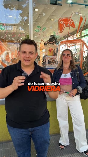 Dimensión Comercial on Instagram: "Después de muchos años, volvimos a hacer una vidriera como se merece 🎄✨🖌️ En colaboración con @by_fer_cufre_ , transformamos el frente de Dimensión Comercial en una escena navideña pintada a mano 🎅🎨, pensada para algo especial: mostrar todo lo nuevo que llegó y hasta dónde estamos avanzando en tecnología ⚙️🚀 No es solo decoración ❌ Es una forma de contar que estamos sumando nuevos ingresos, más soluciones y una experiencia distinta desde el primer vistazo