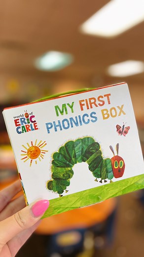 Open up “My First Phonics Box” with The Very Hungry Caterpillar 🐛 by @penguinkids 📖 from @worldericcarle #veryfunfriendsclub 🫶🏻 The set comes with 12 books and grows right along with your little reader 🌱 I love the size of the text in the books and beautiful illustrations, of course 🌈 How perfect are these little readers for small reading groups in kindergarten?! I’ve already used these with my kinders and they’re in love!!they can’t wait to read the next book in the set 😋 happy reading!!