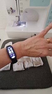 Retourner des tubes rapidement avec mes baguettes de chez Prym Disponible ici https://amzn.to/3DXKQsh System D une aiguille à tricoter un tube de plastique et ca marche aussi #sewingtips #systemeD #asruce #courure | A l'endroit couture , Christelle Mathieu
