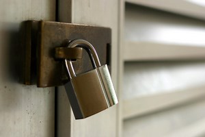 Mum forced to give birth in the street after birthing centre was locked - Netmums