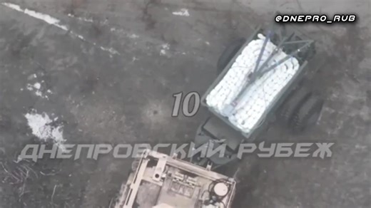 Xe MaxxPro MRAP của AU mang theo hệ thông phá mìn M58 MICLIC chứa dây chất nổ C4 (do Mỹ viện trợ) bị UAV Nga thả lựu đạn phá hủy. | Đinh Hoàng Long