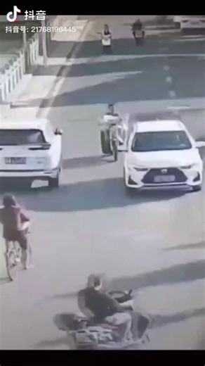 😱How terrifying! Is there any hope left for a country like this? This happened in CCP China: a woman threw a child (most likely her own child) off a bridge and drowned him/her!The child apparently tried to resist, but was pushed down ruthlessly...😭