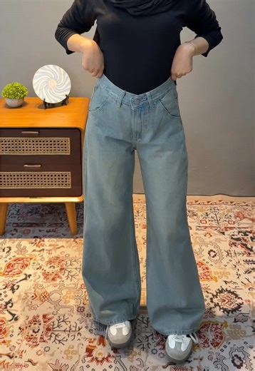 Rekomendasi celana flare jeans highwaist warna biru muda cocok disemua outfit 💕 #flare #flarejeans #highwaistjeans #outfitinspo