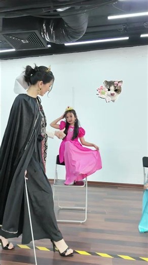 Little Model Posing with a Princess Chair #bybacademy #thanhhuyennguyen #daotaonguoimau #5g
