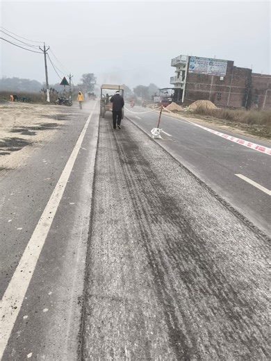 Deoria News: नई सड़क पर दरारें, राहगीर परेशान