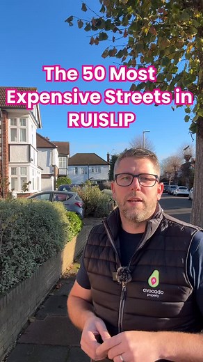 #34 📍 Croft Gardens | Ruislip This road is home to 36 properties, split between detached and semi-detached homes, with an average estimated value of £860,333. 🏡The most recent sale was Number 27 on 16th December 2024, achieving £813,000 for a four-bed detached in need of full renovation. 💷The highest price on the road was Number 35 in February 2023, selling for £1,000,000 — a five-bed, four-bath semi totalling just under 2,000 sq ft. As with Midcroft last week, Croft Gardens sits just off Rui