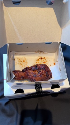 The Wings ရဲ့ တစ်ဘူးဝယ်ဘူးသေးလက်ဆောင် အချိန်ကန့်သတ်နဲ့မို့ ပေးတဲ့ချိန်ထိဝယ်ပေးပါတယ် ♥️#taurusdelivery #thewings #mandalaydelivery #ကြက်ကြော်