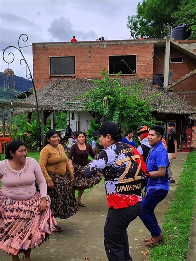 Sorpresa en Caranavi: Cholita y su Aventura