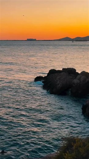Desde el otro lado del puerto, Dalt Vila se convierte en una silueta dorada.🌅 👉🏼 ¿Cuál es tu rincón favorito para ver el atardecer en la isla? 📸 @ibizamediterranea #Ibiza | Ibiza.travel