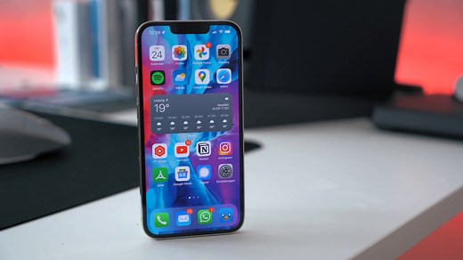 141K views · 267 reactions | In vier Varianten wartet das iPhone 13 auf Dich! Valentin Möller hat für Dich die Pro-Version gecheckt: Ein größerer Akku, ein riesiges Upgrade für die Triple-Kamera und die flüssige 120-Hertz-Bildwiederholrate sind nur drei der vielen Features, die das neue Apple-Flaggschiff an Bord hat. Schau’s Dir selbst an: vod.af/iPhone13ProCheck | Vodafone Deutschland | Facebook