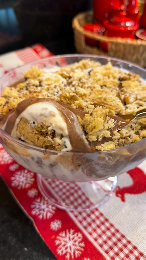 Mayara Gomes • Casa & Decor on Instagram: "Essa é uma das receitas mais gostosas que eu já fiz e foi sem dúvidas a mais fácil! Salva os ingredientes 1 chocotone de 400g cortado em fatias grossas Sorvete de creme ou ninho, usei umas 5 colheres bem generosas, mas aí é o seu coração que vai mandar na quantidade 2 colheres de nutella 1 caixa de creme de leite. Decorei com pedaços de chocotone, nozes e açúcar de confeiteiro, mas é opcional. Se fizer me conta!!! 🤎✨"