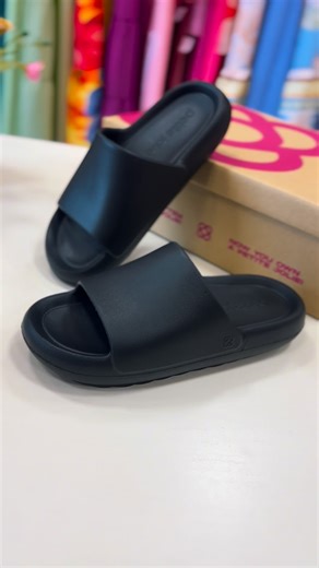 HR STORE • MODA FEMININA on Instagram: "O chinelo slide HUG é feito em J-Flow Ultra Soft, material superleve e macio que garante conforto o dia todo. Com palmilha anatômica e design minimalista, ele une praticidade e estilo. • R$99,90 l 34 ao 39 💻 Compre agora mesmo pelo nosso site ou WhatsApp. (Link na bio) Parcelamos pra você sem juros 🔥 Venha nos visitar: 📍Av Dorival Cândido luz de oliveira 5388"
