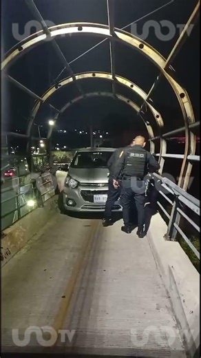 ¡Casi se cae a Periférico! 😱🚗 Auto invade ciclovía elevada #CDMX