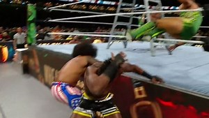 《WWE PPV》沃勒惨遭新擒拿共和双人爆铁梯！