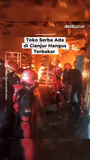 Detikjabar on Instagram: "Sebuah toko barang serba ada di Kabupaten Cianjur, Jawa Barat hangus dilalap api, Sabtu (24/1/2026) sore. Diduga api muncul tidak lama setelah pegawai toko menyalakan genset. Informasi yang dihimpun detikJabar, kobaran api pertama kali terlihat oleh warga dari bagian belakang toko, tepatnya di bagian gudang seliter pukul 15.15 WIB. Kini, pukul 20.58 WIB api sudah padam dan sedang dilakukan pendinginan. "Sekarang tinggal proses pendinginan, memastikan tidak ada lagi titi