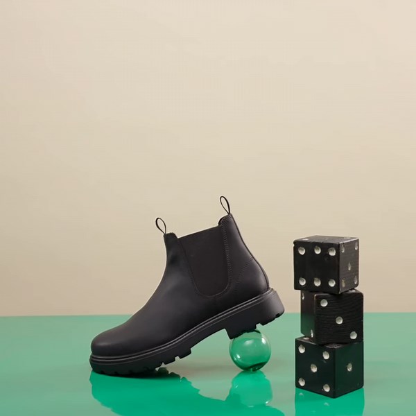 Crafted for wrapping presents, last-minute gift runs, or Christmas lunches with loved ones. Take a look at these ankle boots for him: https://bit.ly/Geox_GiftGuide_FW24_Men | GEOX