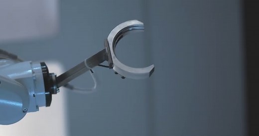 Conozcan a Toni, el primer robot barman capaz de manejar 158 botellas y servir hasta 80 bebidas por hora