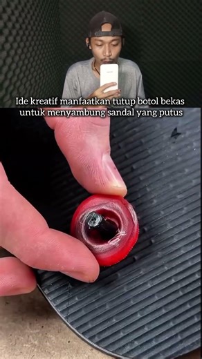 Ide kreatif manfaatkan tutup botol bekas untuk menyambung sandal yang putus