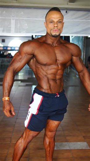 @kkproficial insano no backstage🔥 Pronto para fazer um verdadeiro show, manda sua torcida nos comentários! 👏 #maxtitanium #fisiculturismo #bodybuilding #fitness #gymmotivation | Max Titanium Suplementos