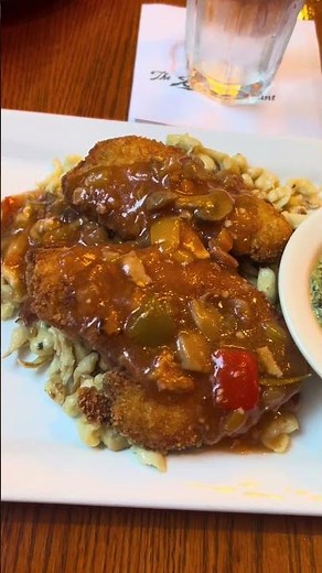 Dining at Chicago’s famous German restaurant! Let’s check out The Berghoff!