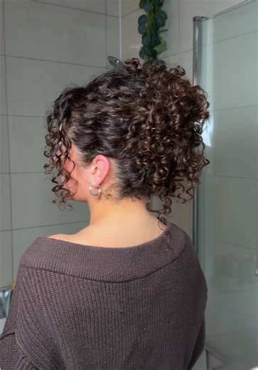 Date night curly hair updo idea! ❤️ As you’ve probably noticed I do a lot of updos using this method of cinching the hair in randomly with clips, I feel this creates the most whimsical style with curls, as though you have effortlessly thrown it up! This is my favourite and most requested updo tutorial! So thought it was the perfect time to share again in time for valentines day! 💌All you need is one stretchy hair tie, 1 medium claw clip and some mini claw clips! ✨ send to a curlfriend who needs