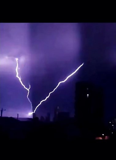Lightning Streamer in Burleigh Heads - Source video from X #lightning #thunderstorm #thunder #rain