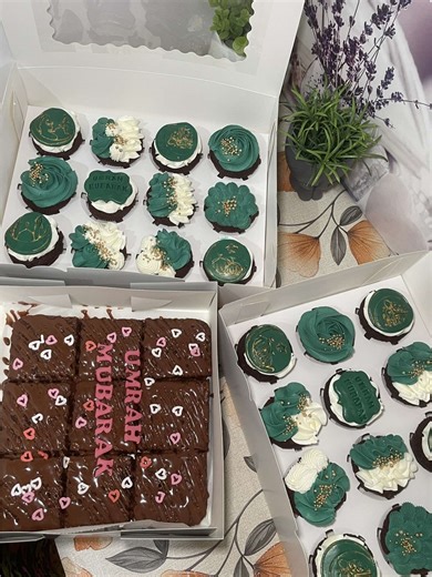 “Making Umrah Mubarak cupcakes hits different 🥹💚 Every detail made with love,❤️ For Order Contact Here 393311514676 Italy 🇮🇹 Fabbrico 📍 #UmrahMubarak #CupcakeTok #BakerTok #MuslimTikTok #FYP