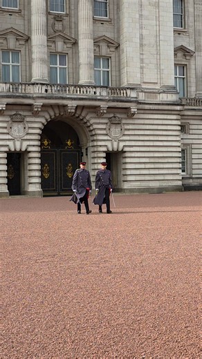 Pacing the Minutes 4th Regiment Royal Artillery #royalartillery #buckinghampalace #changingoftheguards #qu3nni3 #kingsguard #royalkingsguards #london #uk | Quennie Contreras-Mallari
