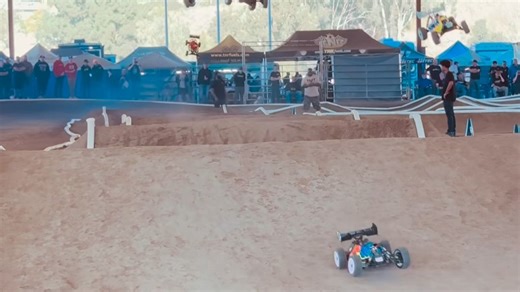 争先恐后的越野遥控车比赛！