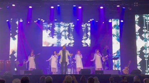 The show is going really well. This is always one of my favorites 🕺🏻💚 | Jay Osmond