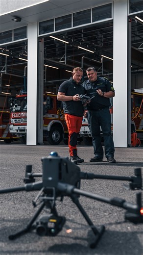 Im Ernstfall ist alles anders als auf dem Übungsplatz: Stress, Chaos, Verantwortung – da muss jeder Handgriff sitzen. Genau dafür haben wir einen Online-Kurs für BOS-Einsätze mit Drohnen entwickelt!🙌 Darin zeigen wir dir Schritt für Schritt, wie du deine Drohne sicher, rechtssicher und effektiv im Einsatz nutzt – mit echten praxisnahen Beispielen aus Feuerwehr, Rettungsdienst und THW. So bist du bestens vorbereitet, wenn’s drauf ankommt. 👉 Jetzt mehr erfahren: https://copterpro112.de/boskurs |