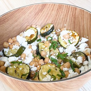 Qu'est ce qu'on mange ce soir ? Une salade courgettes, feta et pois chiches ultra gourmande 🤩 | Marmiton
