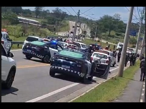 Pickup truck carrying drugs is the target of a police chase in São José dos Campos.