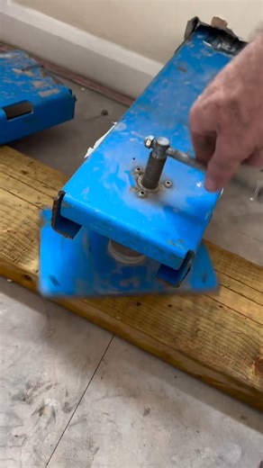 Replacing a rusty Catnic lintel after years of cracks, bowed windows, and one of the worst render finishes you’ll ever see 😬🔧#handytips #handymanhacks #structuralrepair #brickwork #homefix #renovationtips #diyrepair | Handy Hacks